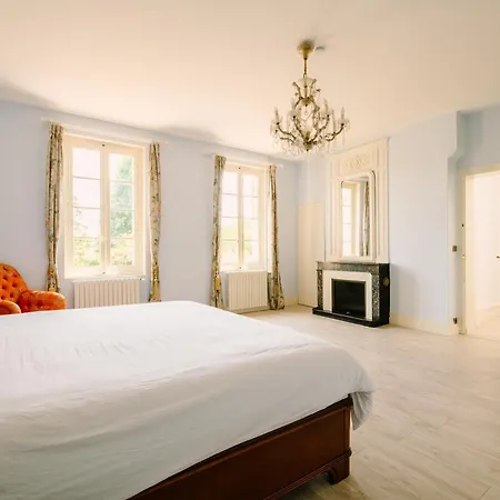 Dans Chateau Au Coeur Des Vignes Habitación en casa particular *